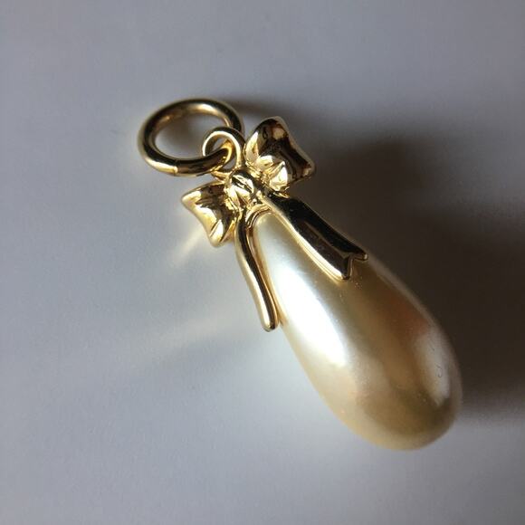 Joan Rivers 1980s Classic Collection Interchangeable Charm - Faux pearl, bow - Picture 5 of 7